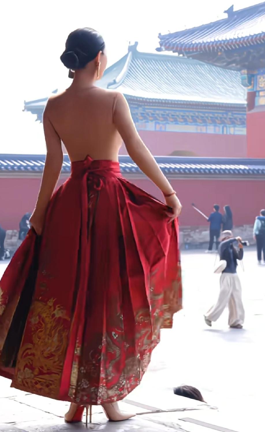 以前的女人生怕别人看到什么，现在的女人大多数生怕别人看不到什么。这穿着，简直