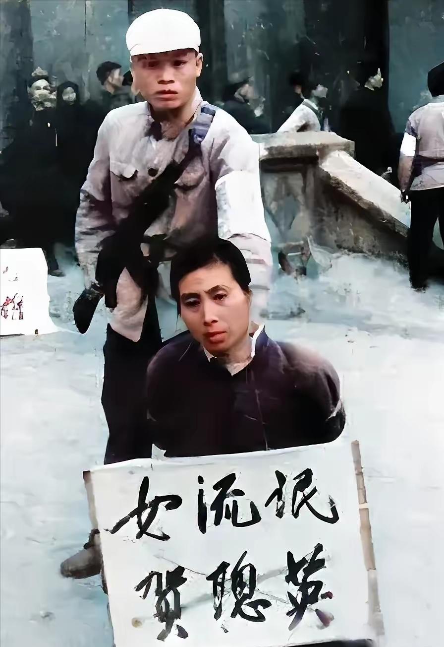 那个年代审判罪犯和现在最大的区别，不仅是公开审判，而且犯人还要众目睽睽之下游街示