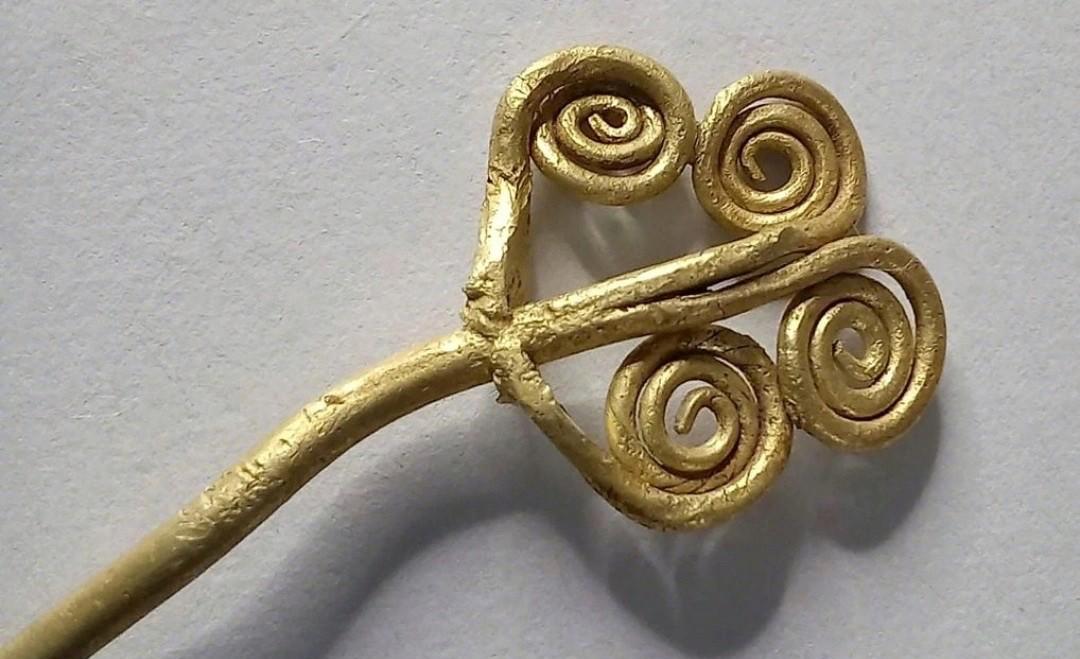 在特洛伊古城遗址最新出土了一件4500年前的金色胸针，为特洛伊古城考古层历史年代