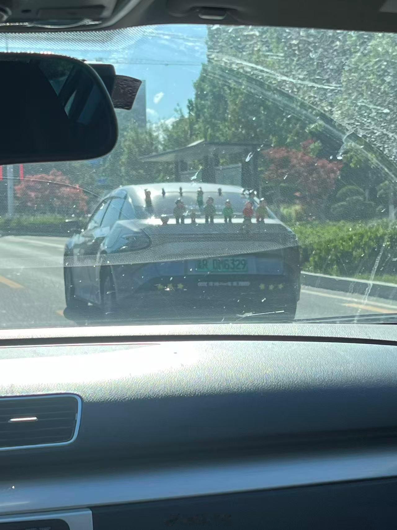 好朋友给我发的照片....大哥这晚上真的不会吓到别人吗？晚上倒车，倒车影像里出来