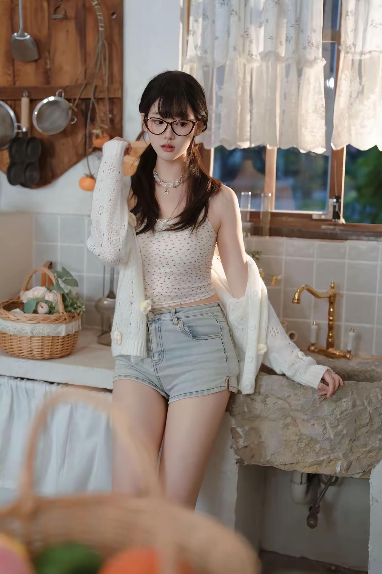 有哪些女生日常好看穿搭可以借鉴浅蓝牛仔短裤衬着夏日的清爽，米白针织开衫裹着晚风的