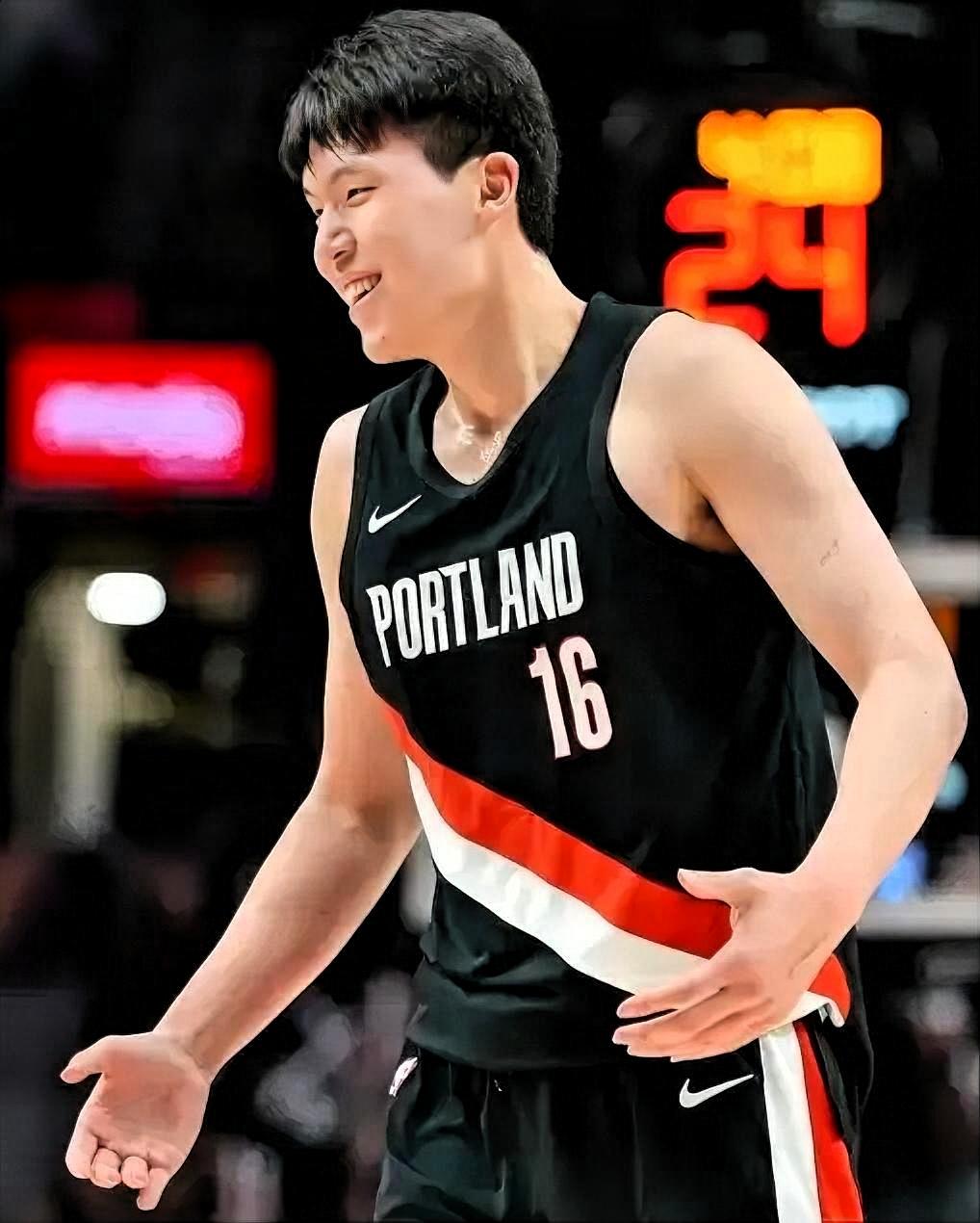 杨瀚森未来三年可能出现的三种结局：1、明后年进入开拓者轮换阵容，成为全队战术核