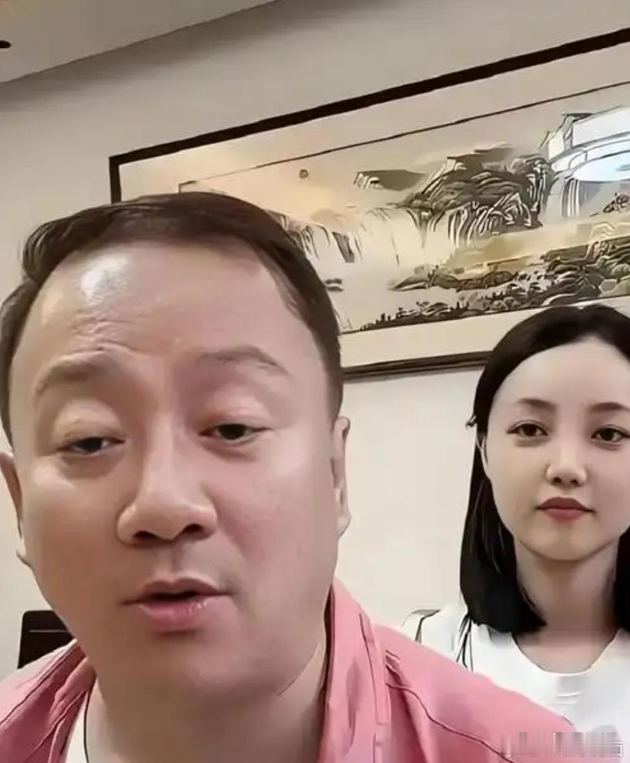 赵本山弟子唐鉴军，也就是谢广坤，其三婚妻子谢秀萍近日直播和粉丝闲聊，坦言自己是土