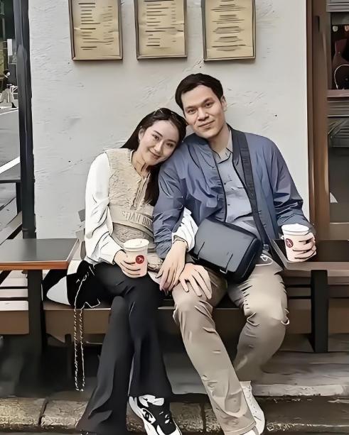 这事啊，很多人只看了表面，说佩通坦嫁了个“王室亲戚”，关键时刻却没人护她，其实真