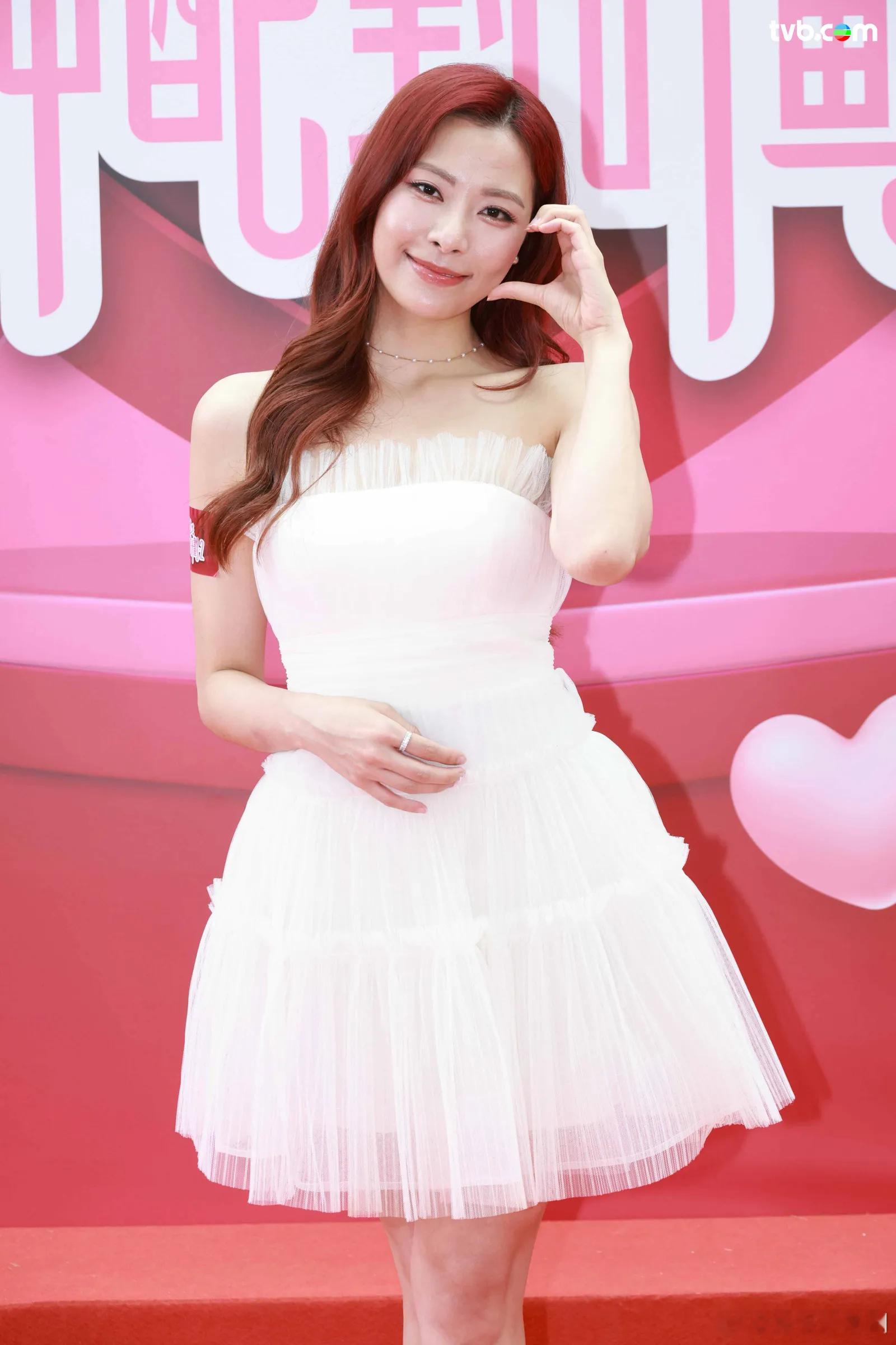 女神配對計劃2：俞可程.俞可程以TubeDress出場，晒香肩又晒長腿，十分靚