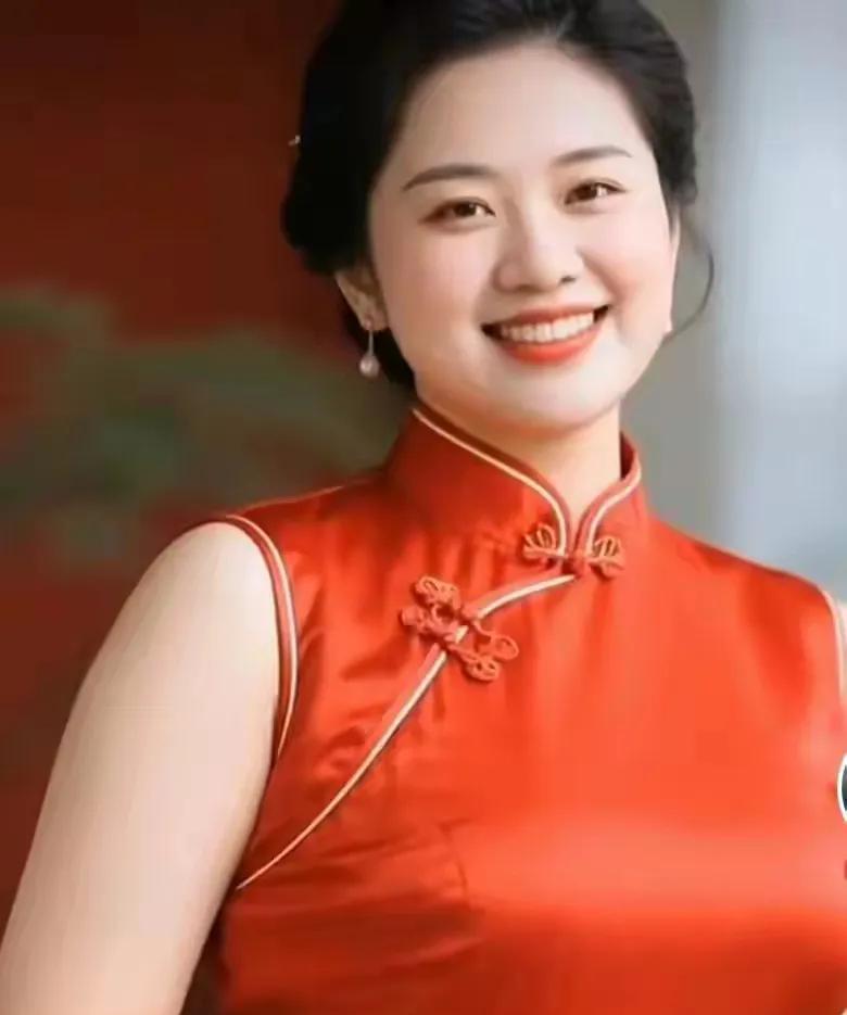 贤妻良母美不美？红妆妩媚大长腿。娥眉黛眼樱桃嘴，……请友续句【珠圆玉润幸