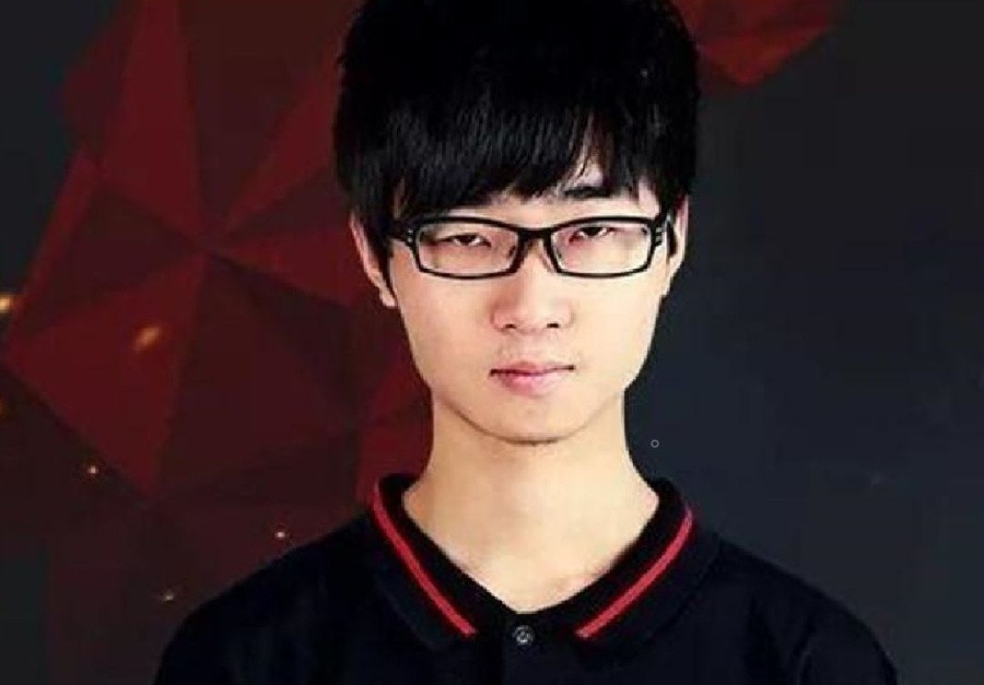 鲷哥聊赛后复盘是职业必修课，互相指出问题并改进是队伍进步的关键，如果抗压能力差到