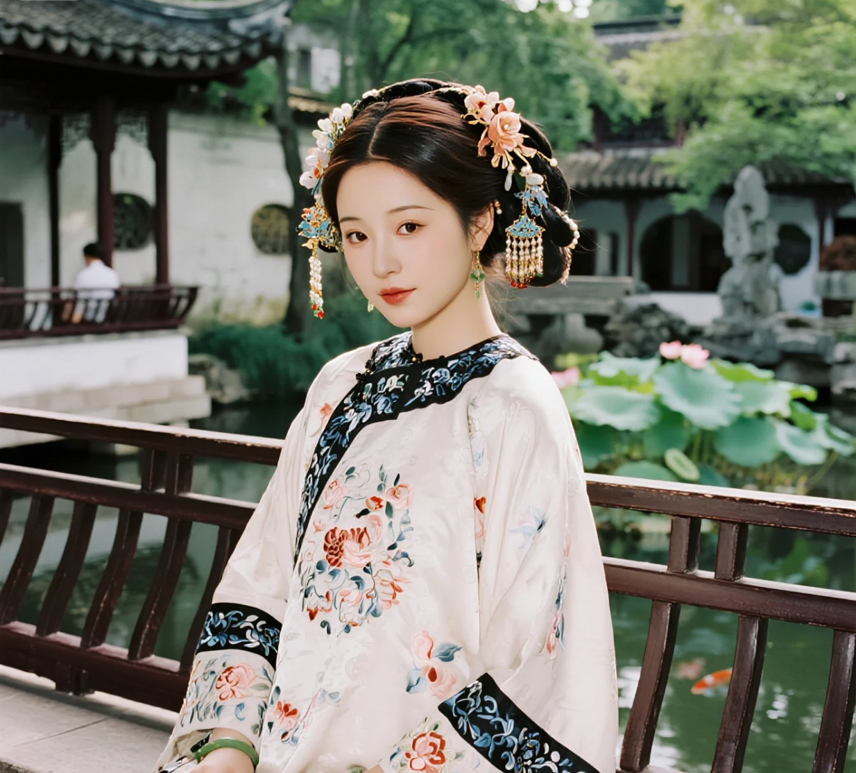 苔花如米小，也学牡丹开：汉服小姐姐的园林微景致