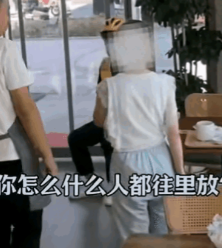一名外卖小哥走进店里，坐在凳子上等餐，女子白了小哥一眼，迅速拿起旁边的包包，用满
