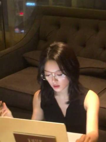 赵今麦高智氛围感谁懂这种感觉，看着安安静静，但感觉她心里思路清晰。这组画面里的神