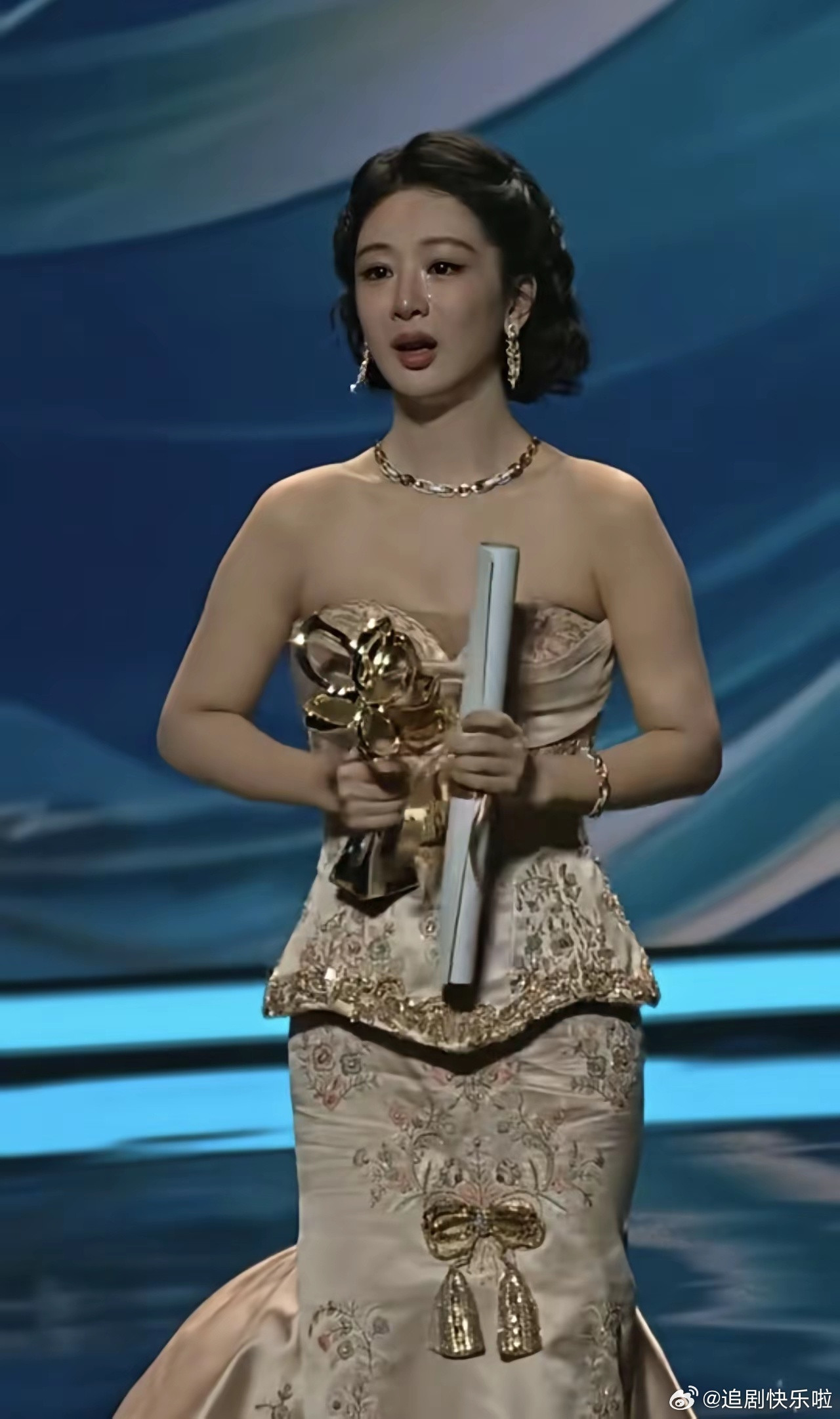 杨紫这几年其实就有意在冲奖项，看她拍剧的题材类型就知道了，其实赵丽颖也是。但杨紫