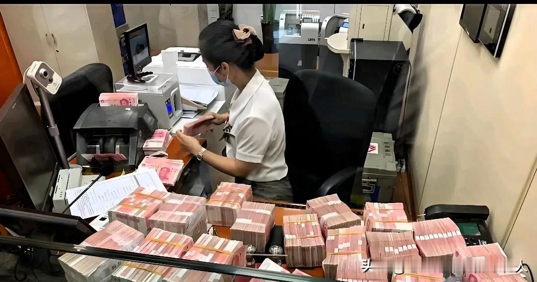 刚刷到个重磅消息！12月6号多家中小银行存款利率直接炸了，手里有钱的朋友可得留意