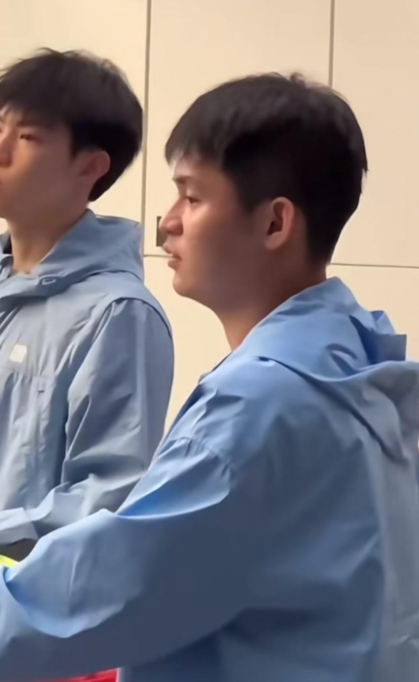 林诗栋回国后，坐那里也是有点茫然，总像有心事，还在想世乒赛那些事，这次大赛三连败