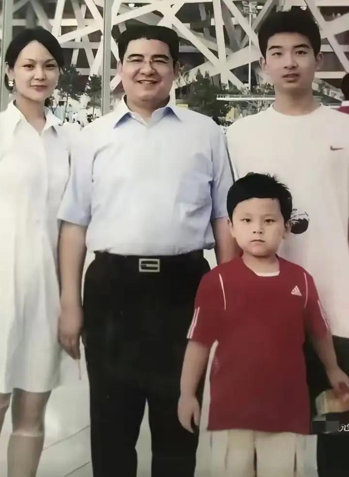 陈光标两个儿子都帅气，他是好命人一个，有钱有贵子有爱的人陪伴在侧。