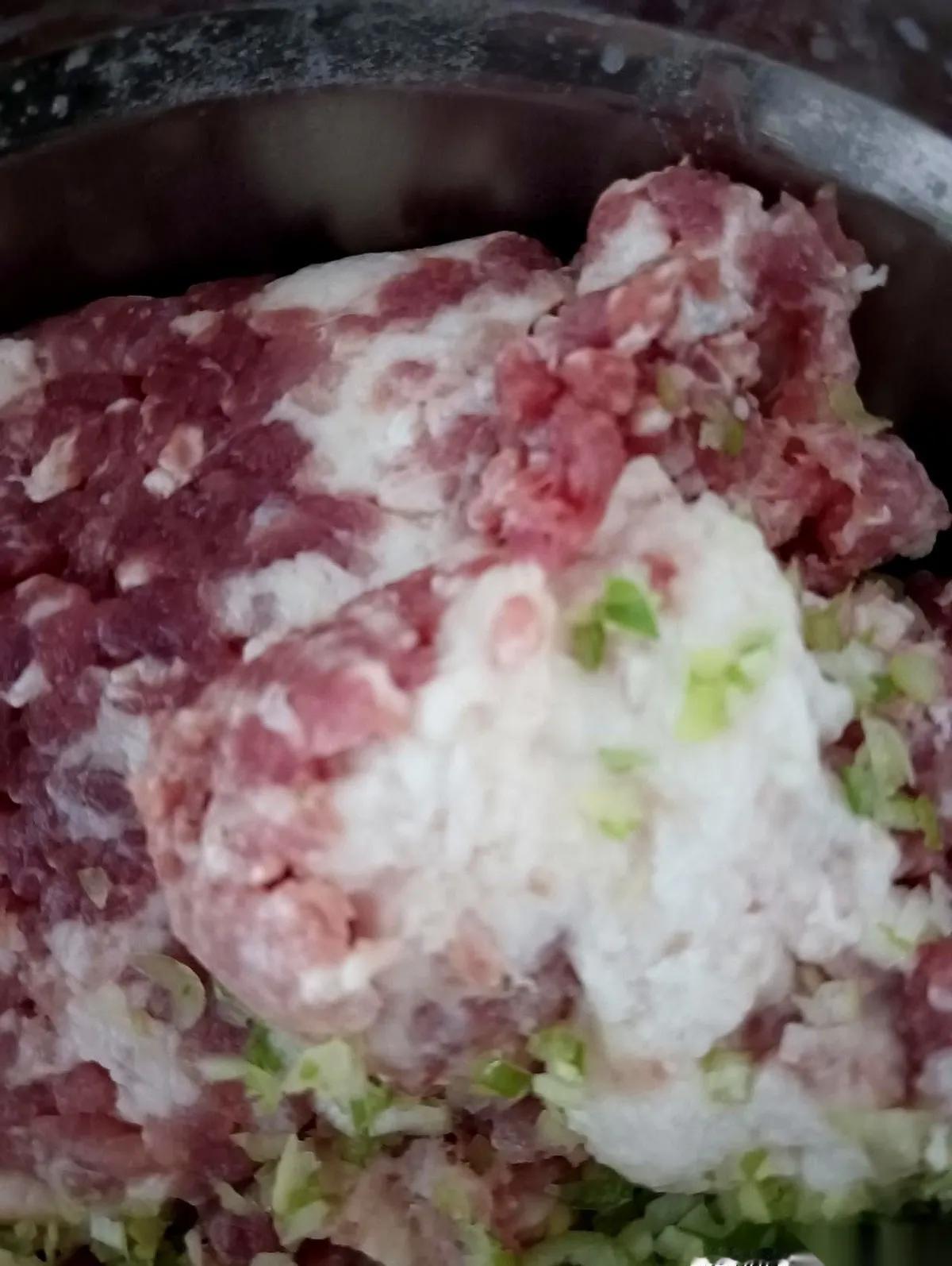 卖肉那大哥一句话，把我几十年的厨房经验干稀碎。他问我，绞肉之前，肉洗不洗？我