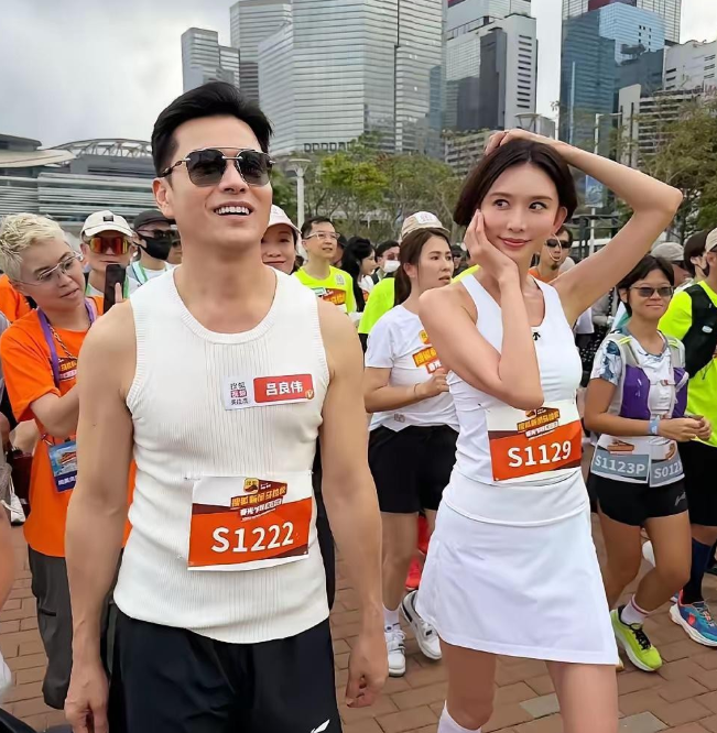 为什么林志玲用这种眼神看吕良伟啊香港马拉松赛场上，一张照片登上网络热榜。70
