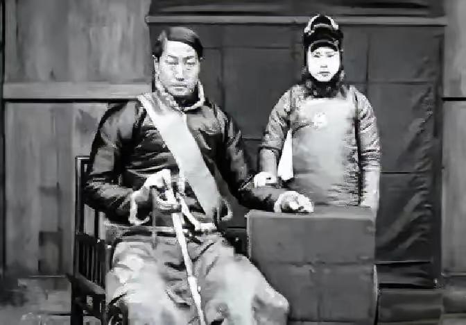 这是1912年四川总督尹昌衡与怀孕的妻子一张罕见的合影。照片里，身高近一米九几的