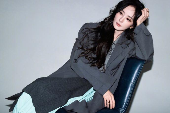 冷艳随性，魅力尽显——杨幂。每日明星美图分享