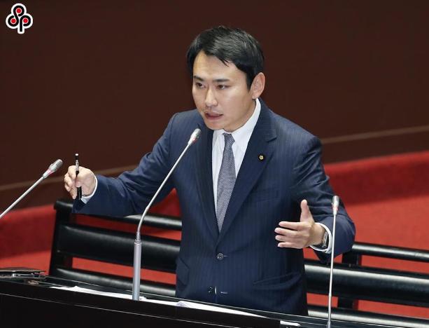 没美国爹撑腰，知道怕了？针对中东战火持续延烧、区域紧张情势扩大，台湾省民进党立