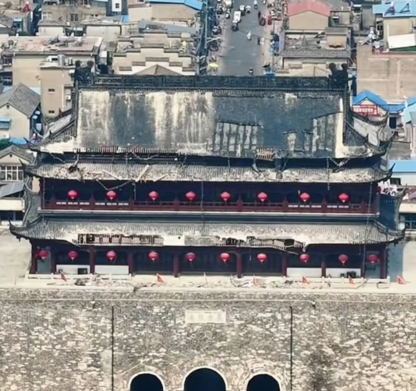 果然，这屋顶铺了沥青防水层，直接在沥青防水层上铺瓦也是人才啊！而且屋瓦绝对也