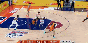 王哲林真的像老太太，顶开对方上空篮，反击居然都不进这球就很王哲林，跟臂展不够