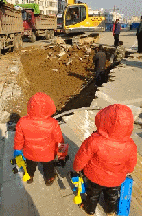 爆笑GIF: 妹子, 没事逗猪干嘛呢?