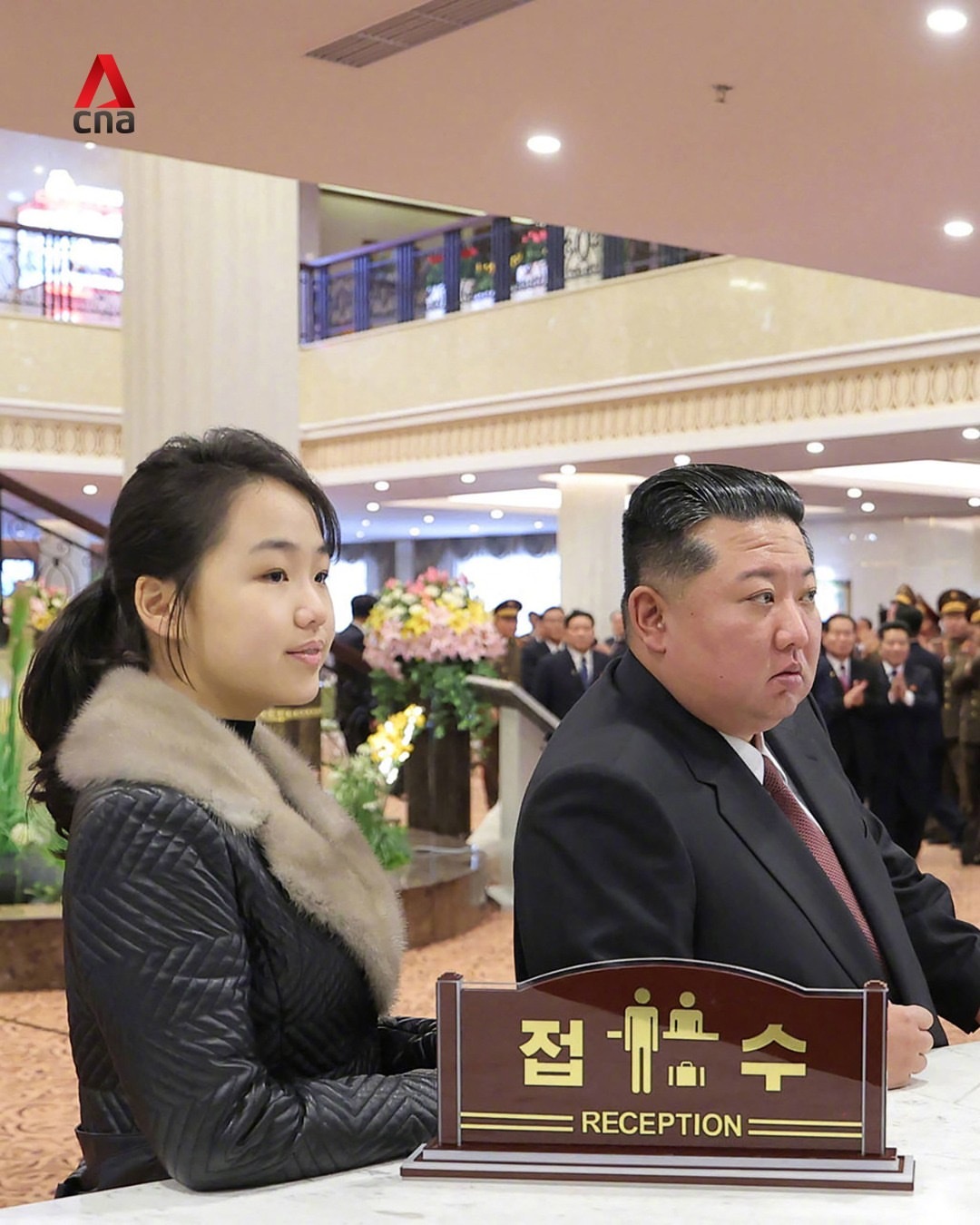 12月23日，陪着父亲视察新山地度假村的金主爱，12岁身穿皮领大衣很成熟稳重，长