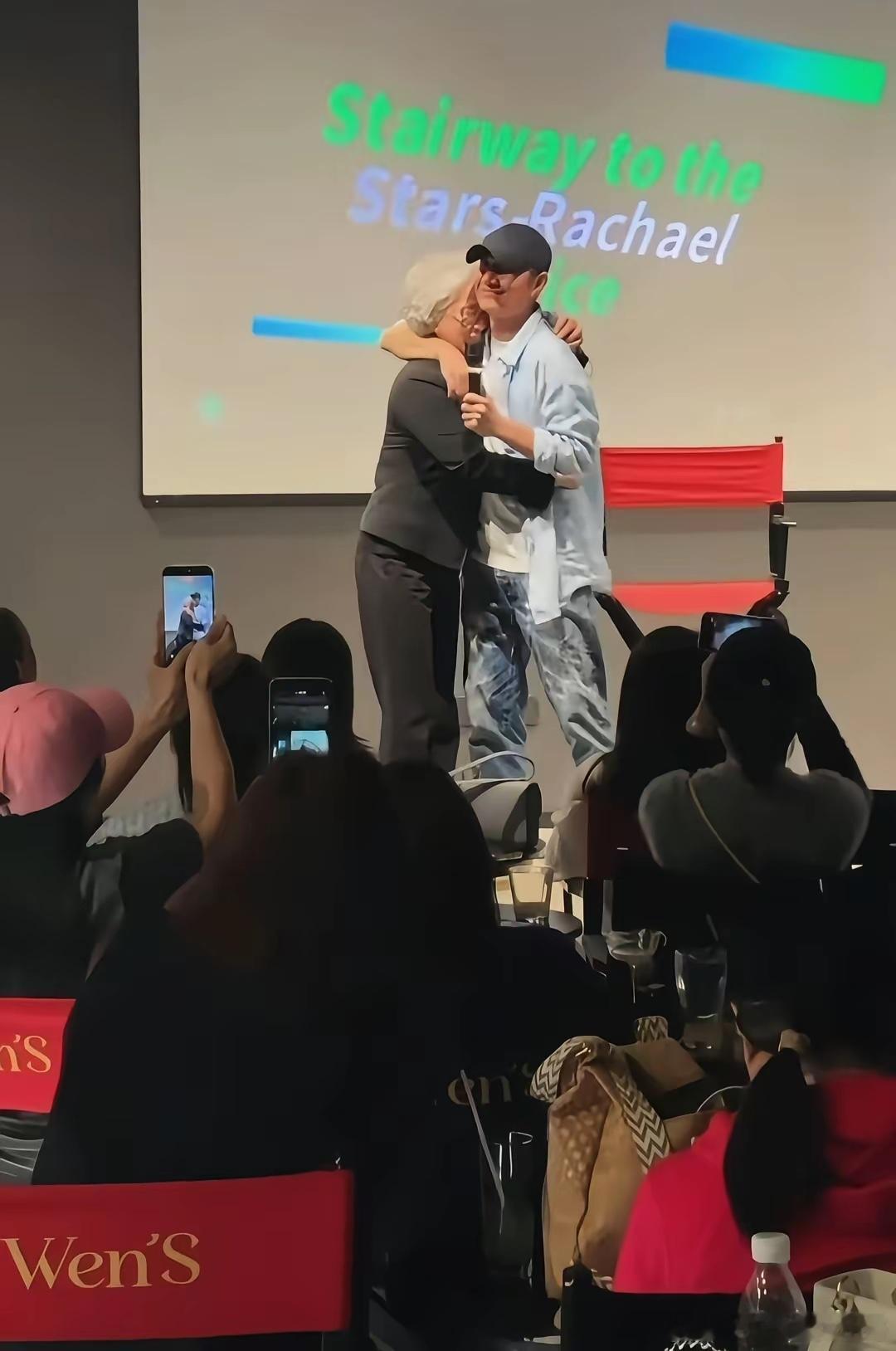 文章在上海餐厅八号院儿旁边，又新开了一家酒吧wen´s，酒吧开业典礼上，文章的老