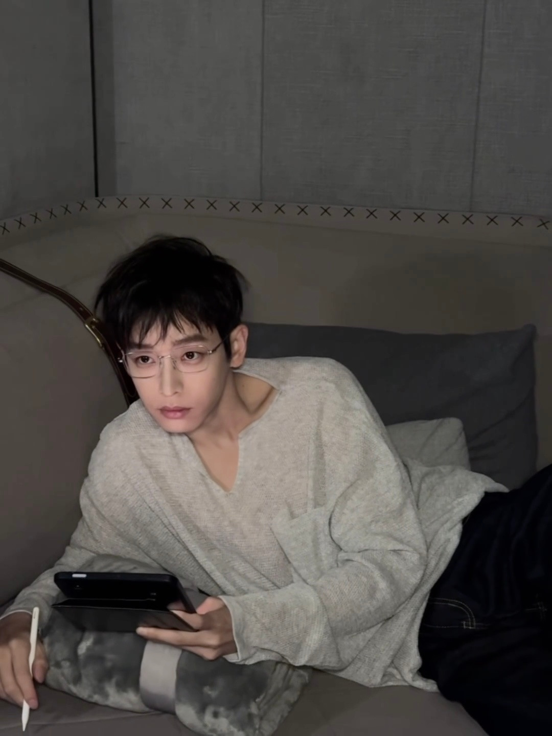 请欣赏彭昱畅最近的live图，彭彭你帅的让我觉得有点陌生。。。彭昱畅银丝眼镜居家