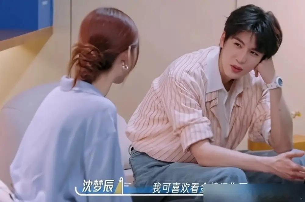 张凌赫，一个演员，被问到拍吻戏什么感觉。他回了三个字，习惯了。这话是对金靖说的。