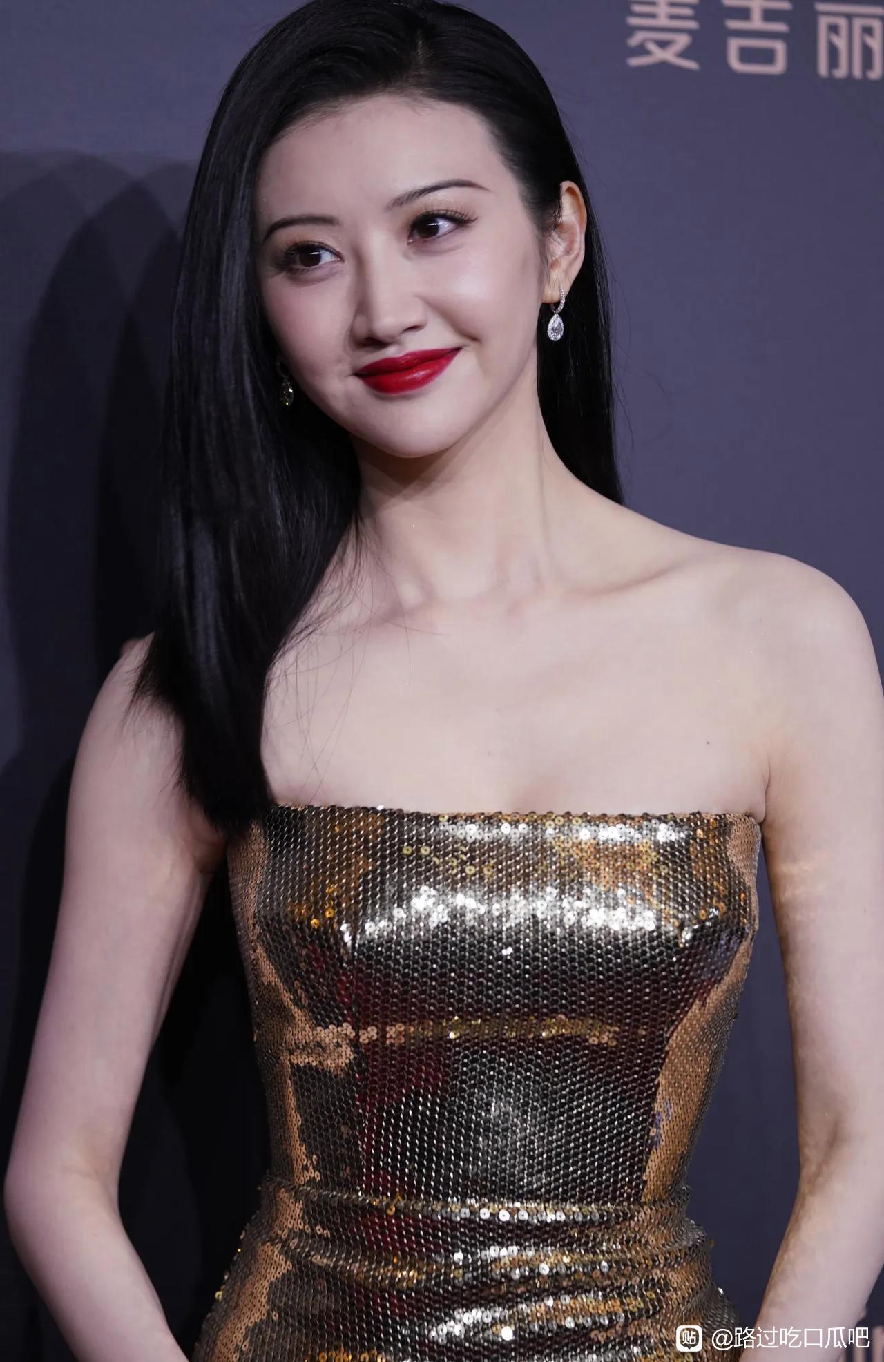 富豪和女明星谈恋爱，老实说，还真是麻烦女明星睡觉不能有一丝光线，入住酒店需要助理