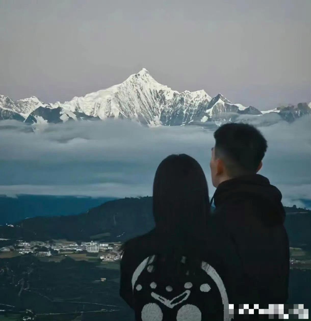 张馨予老公何捷晒照并配文：真正的爱情无需喧嚣，静水深流处自有回响！这大概就是就是
