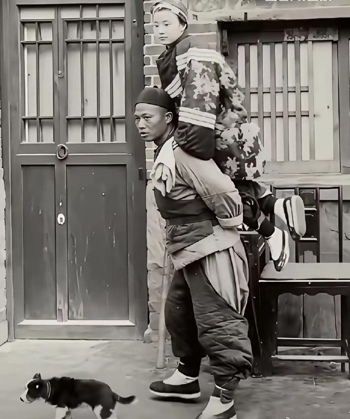 晚清，趴在“龟奴”背上的清倌人（妓女）。“龟奴”是旧社会对青楼里从事杂役的男