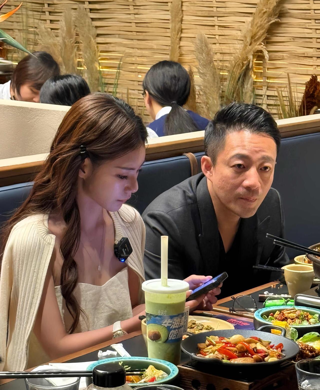 5月28日，汪小菲携小娇妻马筱梅现身河北，参加麻六记新店开业庆典仪式，这是在自家