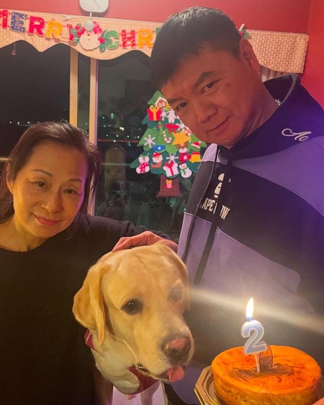 艾威老婆离世｜为筹钱医爱妻玩命直播，背对镜头劲愁埋位劲专业！艾威老婆陈美玲（L