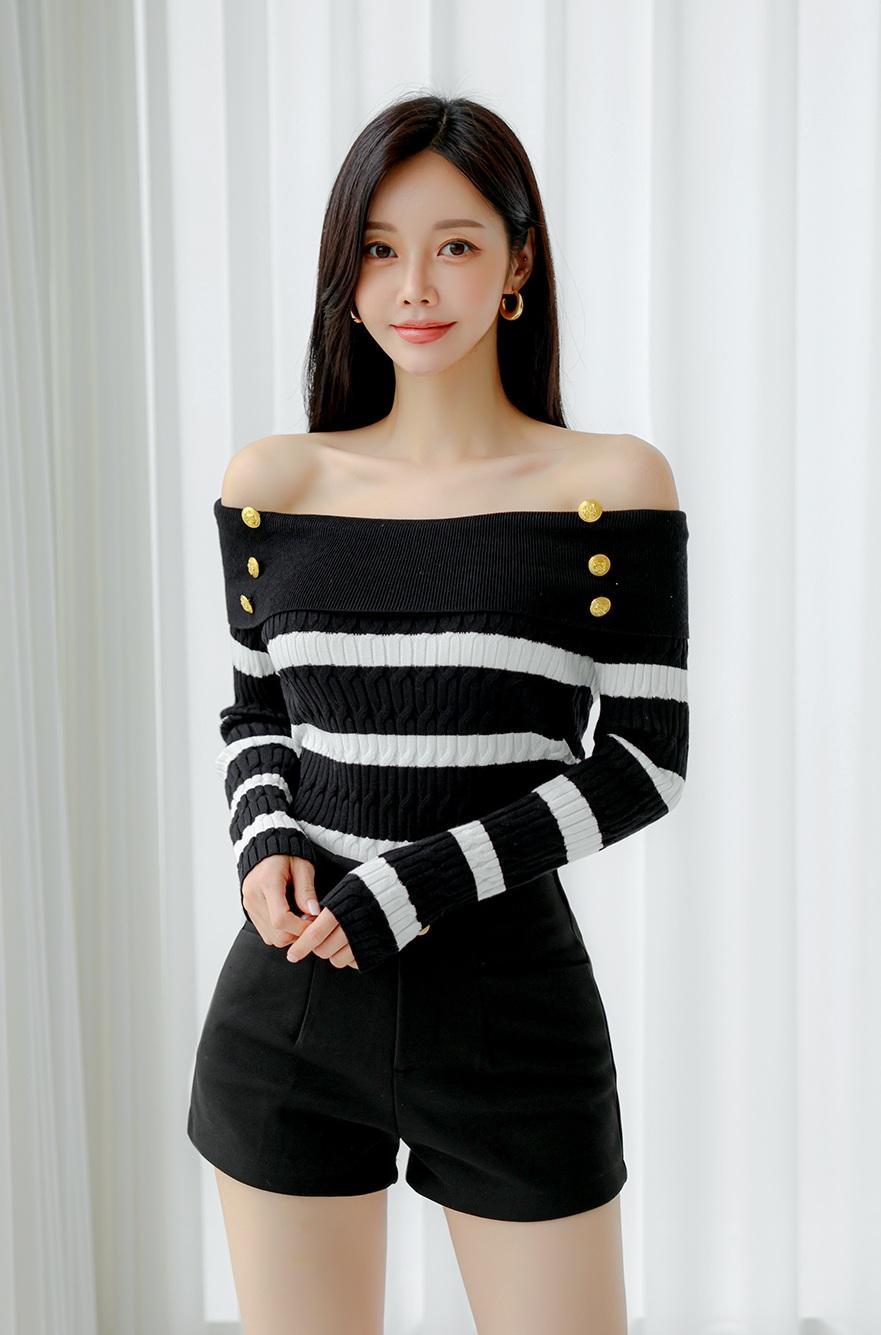 孙允珠近日的时尚动态再次证明了她在韩流明星中既稳重又敢于创新的风格魅力。无论是