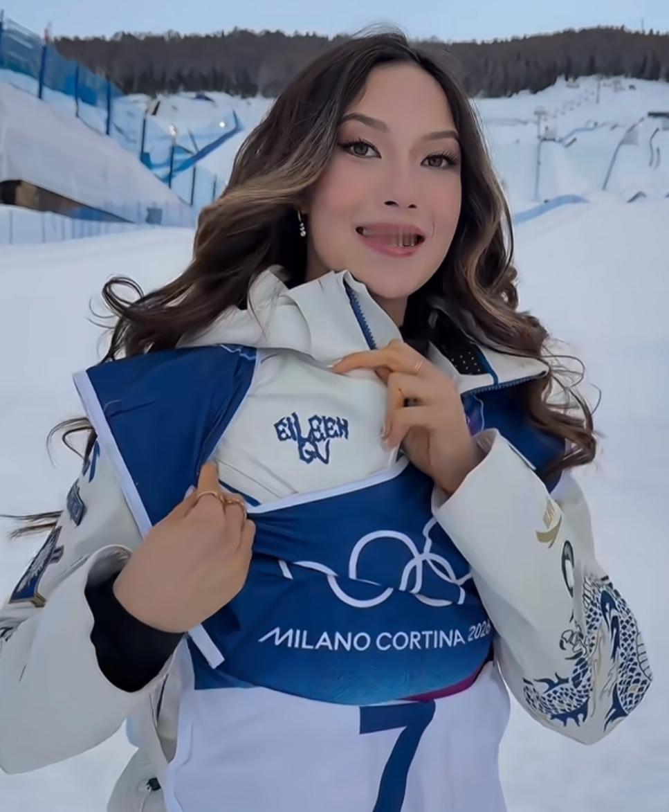 谷爱凌这套比赛服一点也不简单！这是她和安踏公司一起设计的，应该叫“金鳞青花瓷