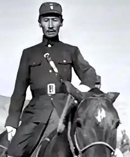 1932年，马占山宣布向日本投降，顿时国内上下骂声一片，然而在受降仪式上，马占山