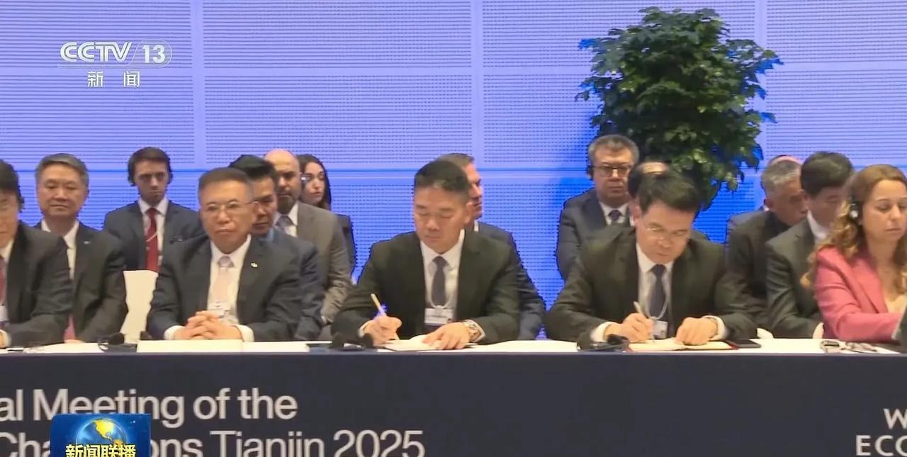 刘强东终于重新公开露面了，经历了美国那场风波后，刘强东一度退居幕后，中间让徐雷接
