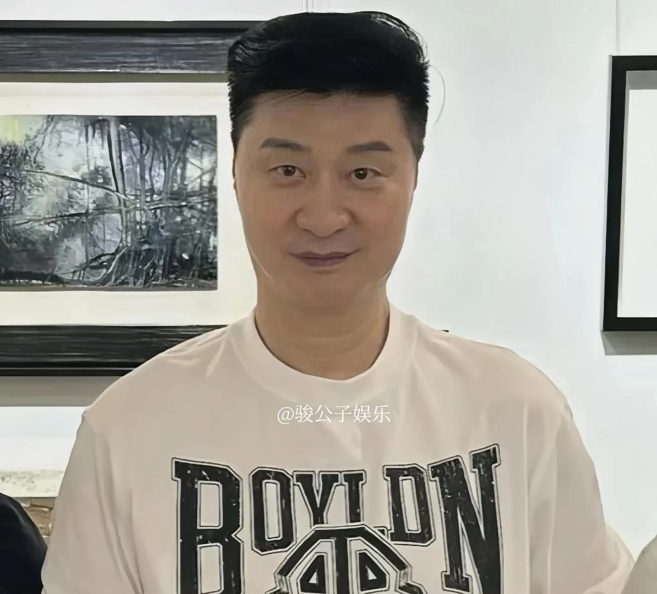 范丞丞的父亲近日被路人偶遇，他身着与儿子同款的潮流品牌服饰。值得注意的是，这位7
