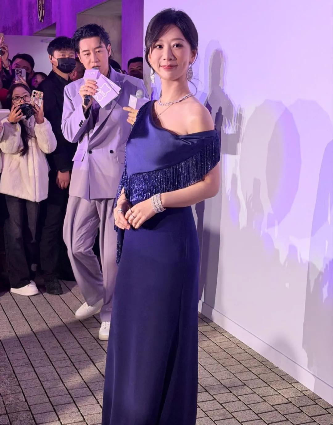 杨紫这一身藏蓝礼服真的太绝了！✨斜肩设计+流苏点缀，优雅大气又不失精致，低马尾