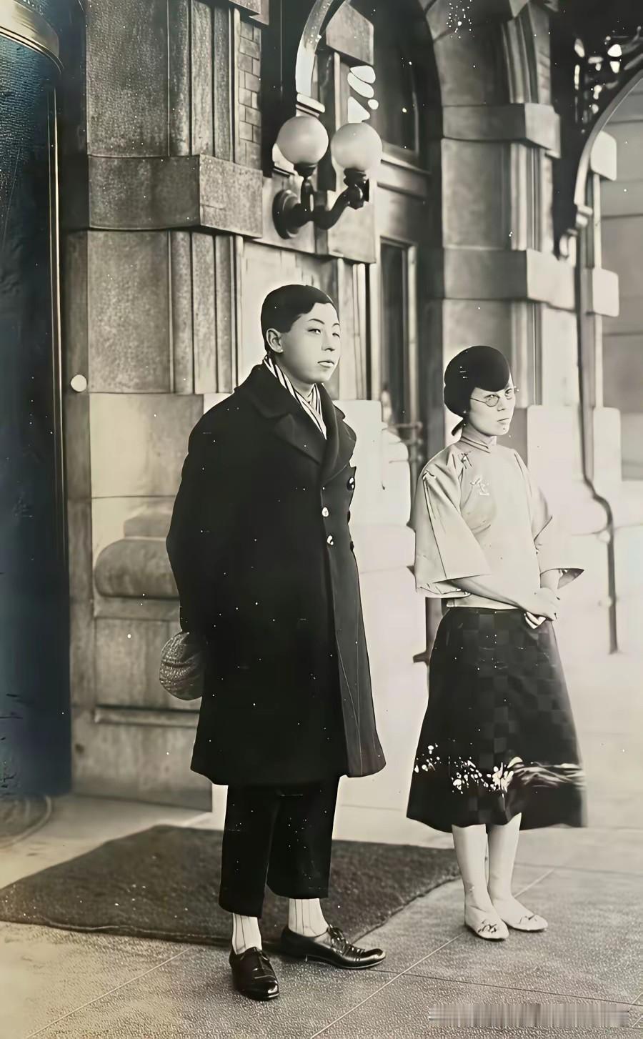 1927年，26岁的少帅张学良（1901-2001）与年仅14周岁的赵一荻赵