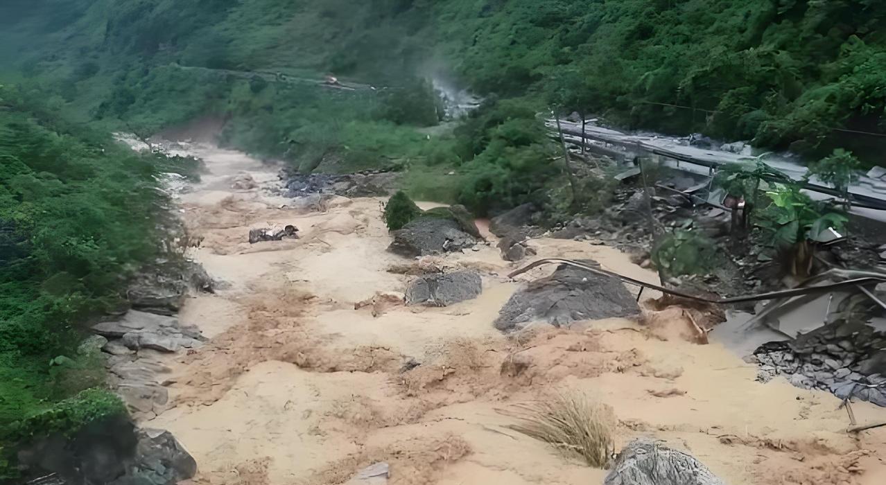 躲过什么，也躲不过意外啊！太原那一家5口，去威海旅游，走在小区里内部路上，竟然
