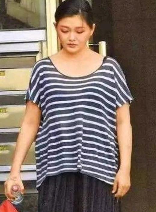 大S生前真的特别偏爱黑白条纹这类单品。婚前、婚后、离婚，再到后来闪婚，身边