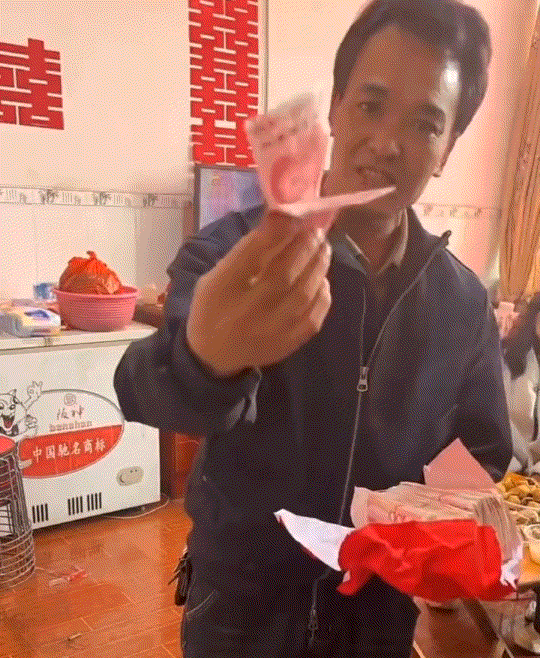 活得通透！广西，一女子即将出嫁时，男方拿来彩礼给女子父亲，结果这位父亲接过彩礼后