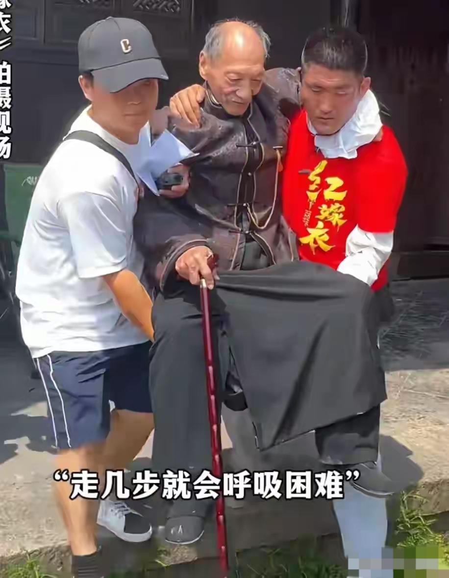 这是袁祥仁最后一次拍摄电影时的状态，身体已经很不好了。不仅连正常的走路都很难做到