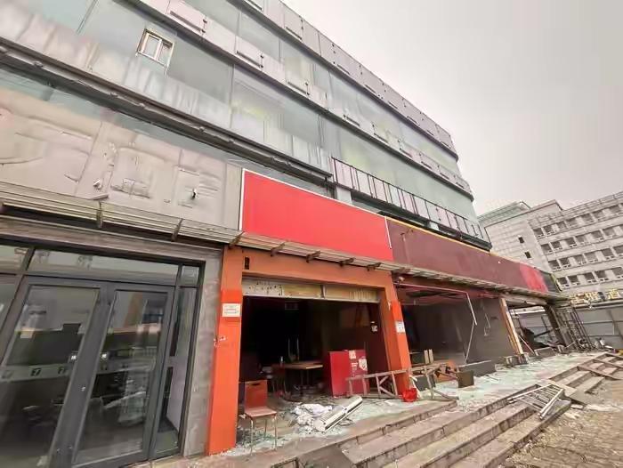 济南火车站南广场天龙大厦改在已经启动，部分建筑开始拆了。目前商家已经搬走，