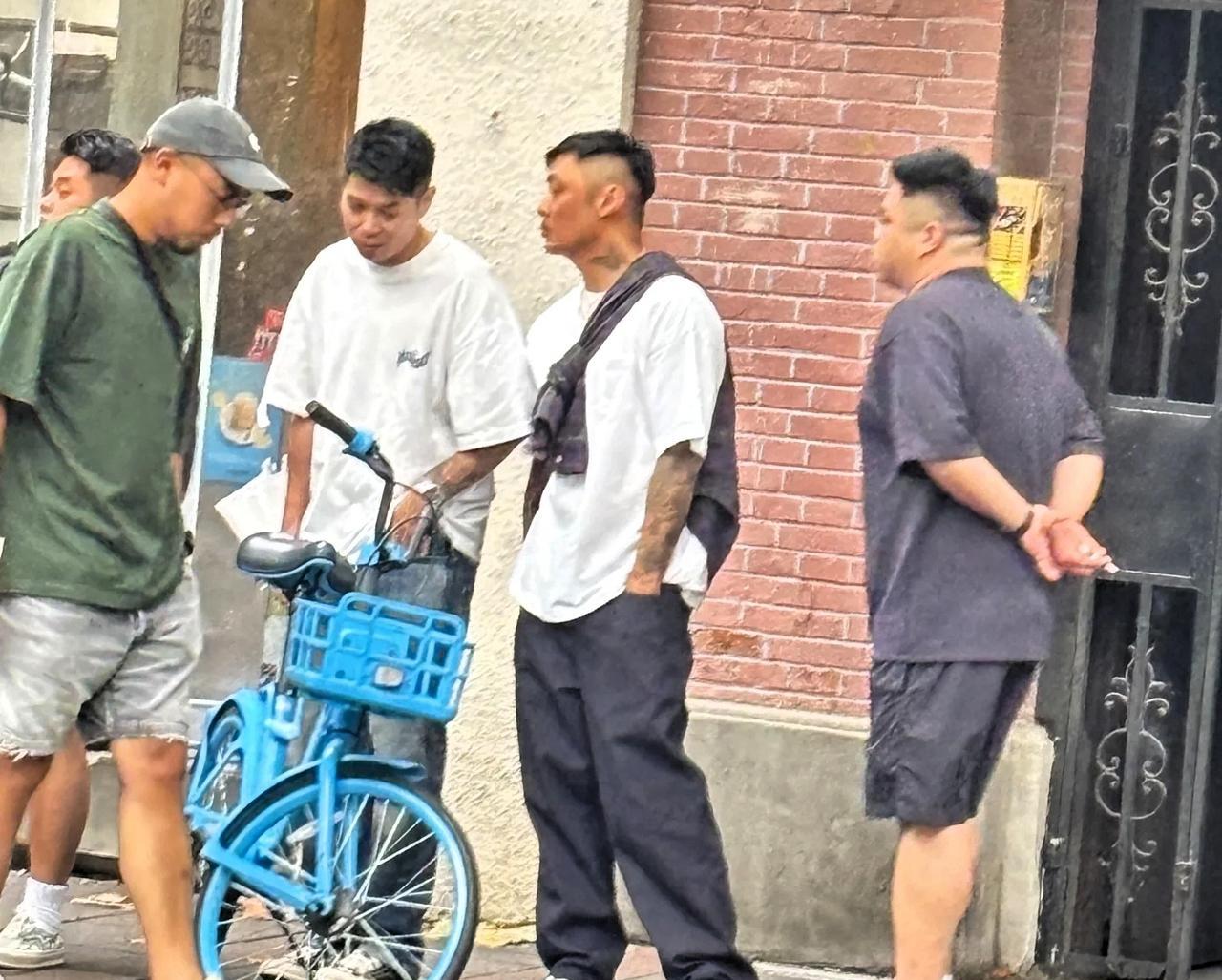 有网友在上海偶遇余文乐，他真的好有型啊！有一说一，他的气质很特别，就是那种拽拽酷