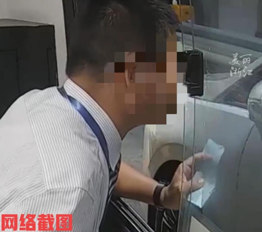 浙江杭州有男子假期结束前开车返程。只是男子没有想到自己在高速收费站时，有工作