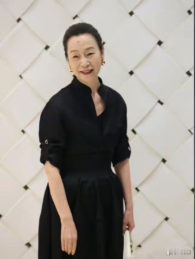 其实仔细想想奚美娟这事一出蕞难过的不是她本人也不是她的粉丝家人而是她